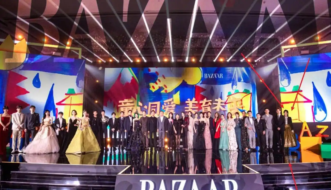 大合照里的宋茜是p的!!! 时尚芭莎慈善夜明星合照,不仔细看还真的看不