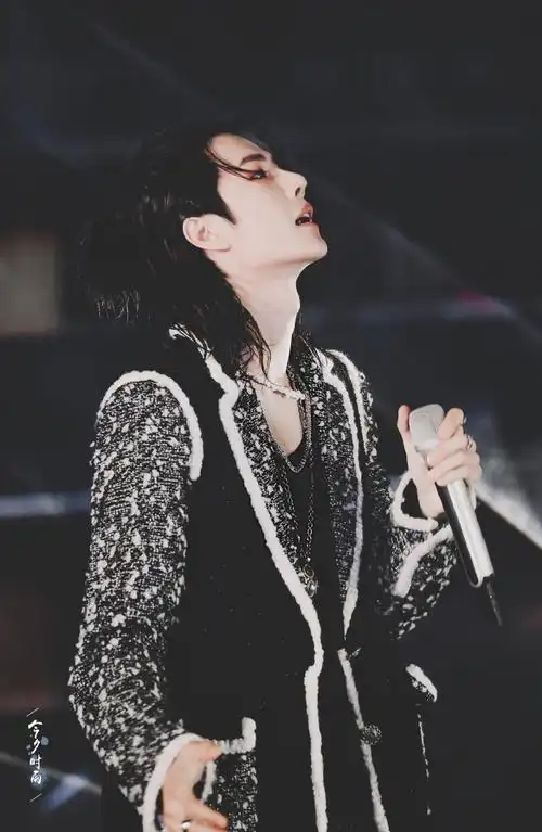 王一博的水舞台,我真的是爱到不行!