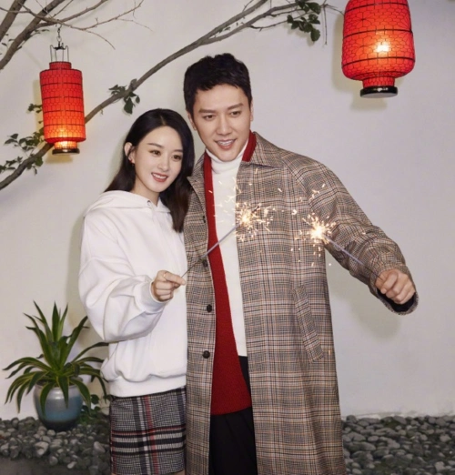 赵丽颖冯绍峰新年首次合影,两人拍照造型引热议,确定是当爸妈的人?