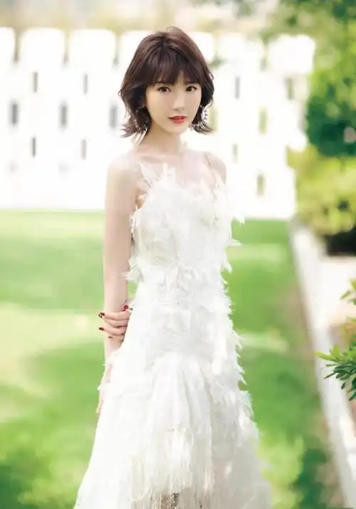 毛晓彤的这条白色羽毛裙聚会,出席活动时穿还是不错的,虽然羽毛有些多