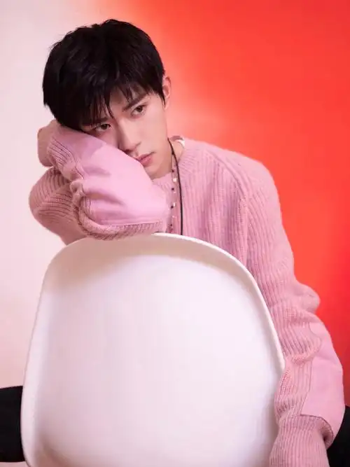 易烊千玺粉色毛衣生日写真大片分享