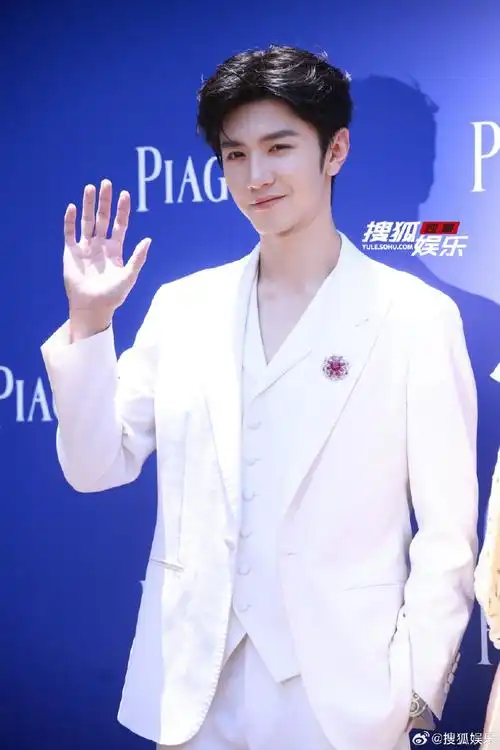 陈哲远纯白西装#陈哲远杭州出席品牌活动,夏日清爽有型的型男大帅哥