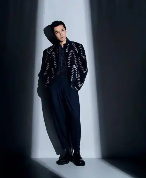 胡歌生日写真状态绝佳!浑身散发着成熟的魅力,评论区却都在催婚