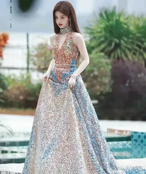 四千年美女鞠婧祎真的是越来越不简单,穿搭渐变镂空礼服秀好身材