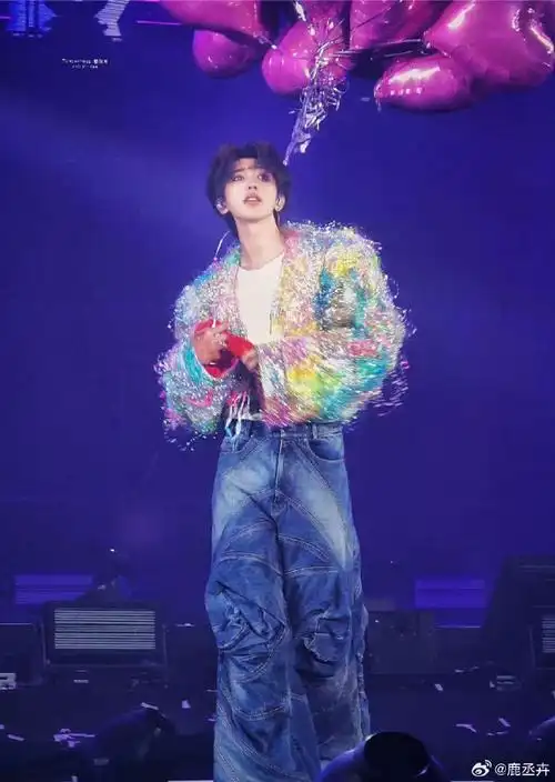 蔡徐坤超话#蔡徐坤顺毛侧颜##蔡徐坤范思哲全球品牌代言人##蔡徐坤