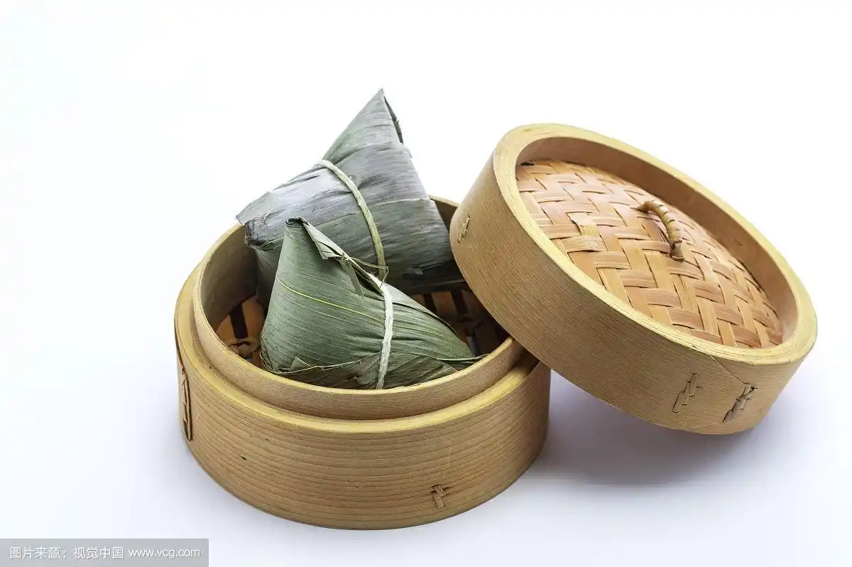 蒸笼里放着两颗美味好吃的粽子