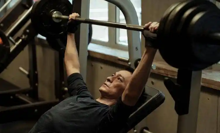 刘德华健身照曝光,身材精瘦肌肉线条优秀,59岁状态似小伙_刘天王_表情