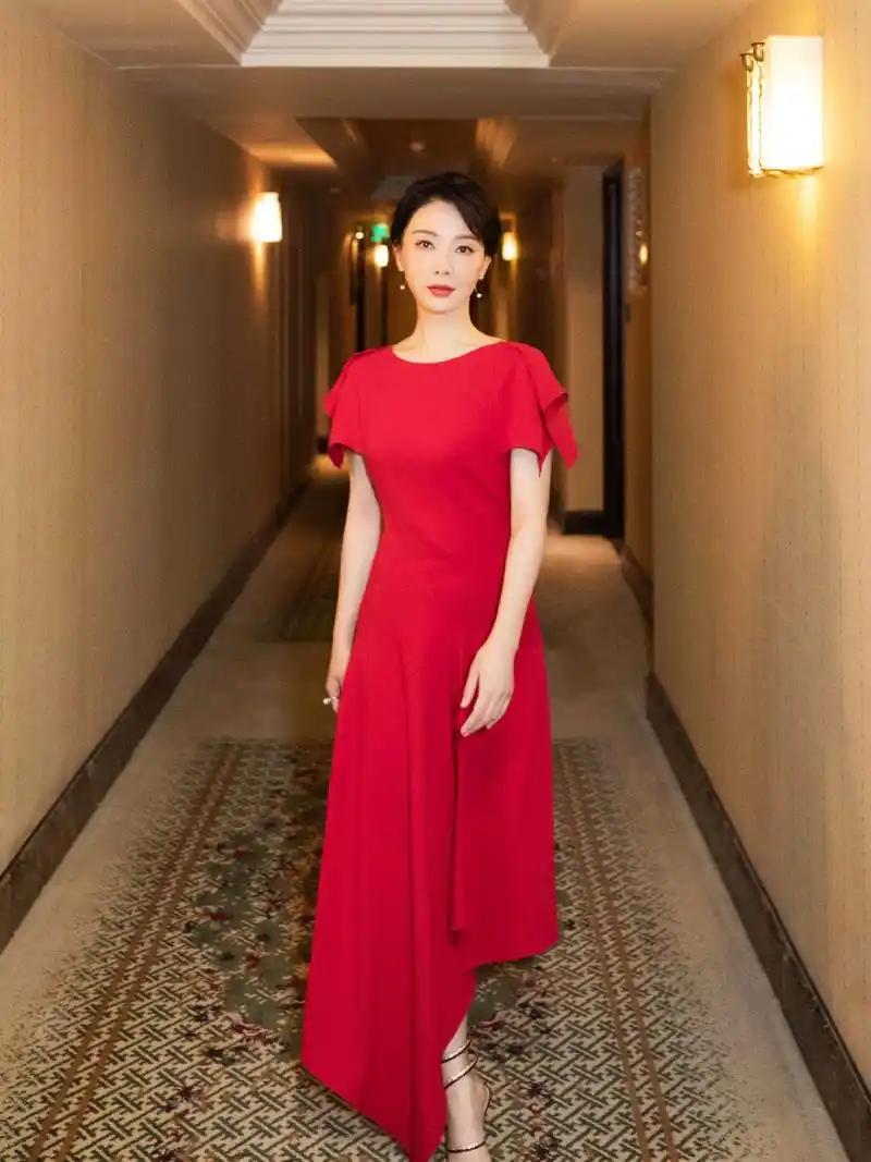 陈数的气质会让人着迷,穿大红色衬衫连衣裙高贵优雅,减龄时髦