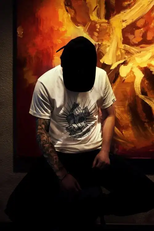 骁龙神秘纹身师跟多数男生一样,喜欢穿搭喜欢凹造型,但认真工作起来的