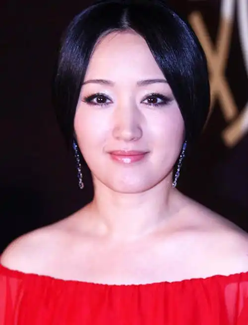 甜歌皇后杨钰莹一组抹肩红裙美照,配上她白嫩的皮肤简直太美了