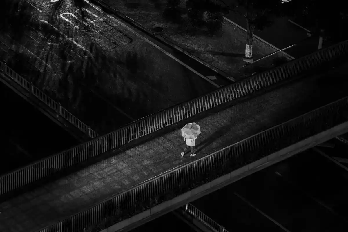 你的城市下雨了.#黑白 #情感 #雨夜 - 抖音