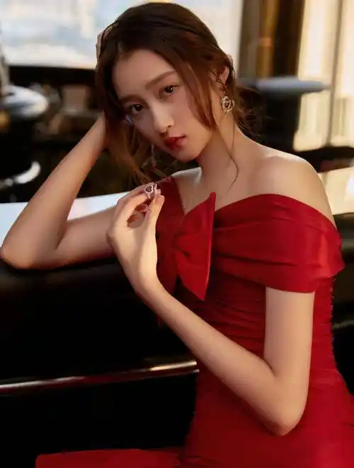 热巴关晓彤陈都灵等5女星身穿红色抹胸长裙红毯斗艳谁更美