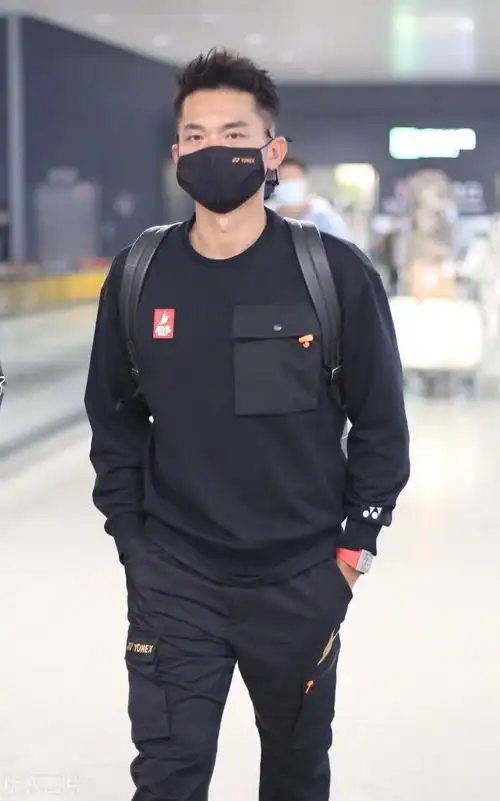 林丹一袭黑色穿搭现身机场,双手插兜依旧帅气十足