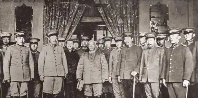 原创袁世凯生命最后半年一天吃10顿饭走起路来像只鸭子般摇摇晃晃