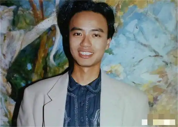 那时的他年轻气盛.李克勤所在的唱片公司也经常忽略他.