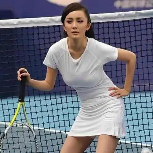 杨幂|杨幂玩球一鸣惊人,穿运动服秀技术,单手握球拍霸气十足