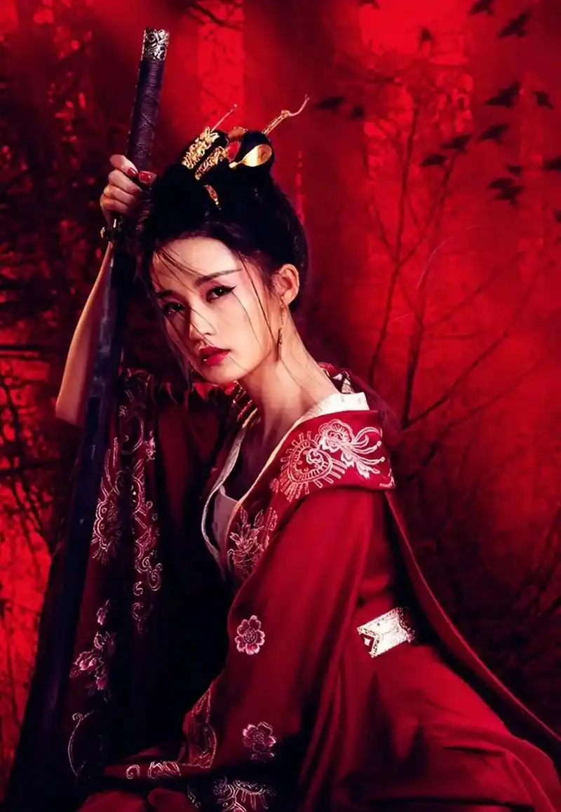 李沁  怎么回事呢  第一,与杨洋携手合作,没火 第二,与张若昀合作,没