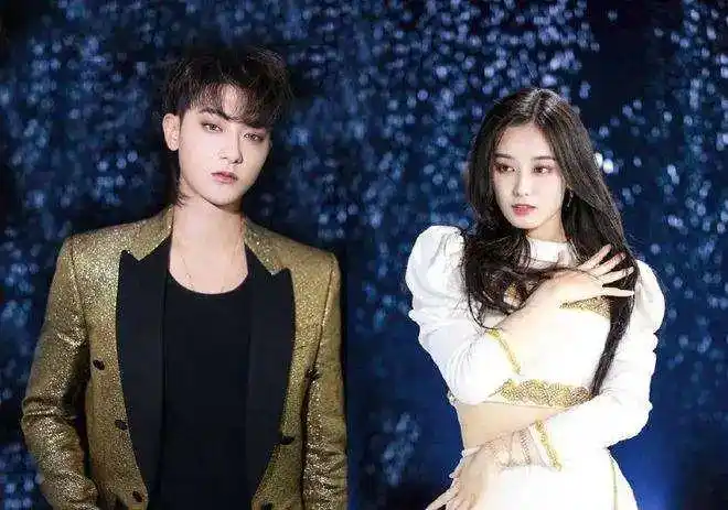 黄子韬疑恋情曝光女方撒娇主动贴靠很暧昧聚餐购物一同回别墅