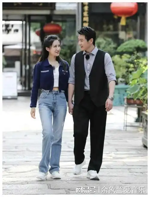 陆毅一家四口被偶遇3个女孩6条漫画腿陆毅竟然身材最差