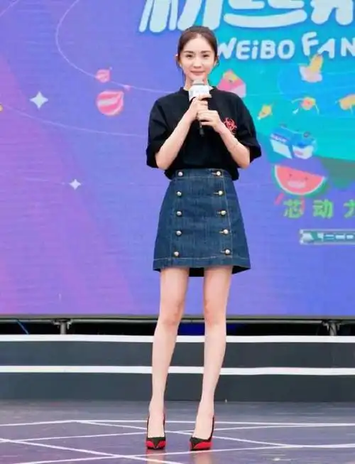 杨幂穿的裙子太短,不停的用手去捂紧裙口!