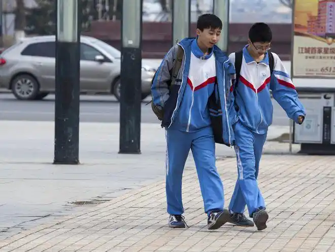 夏天气温高但是随处可见穿春秋校服的学生原因为何
