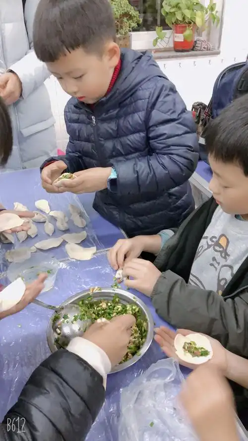 孩子们都很细心的在学着包饺子