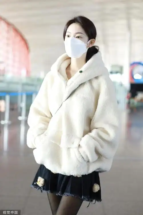 组图陈瑶穿白色质感卫衣现身机场搭配黑丝甜酷十足