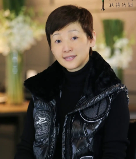 徐帆无修图曝光身板瘦削眼窝凹陷53岁状态朴素真实