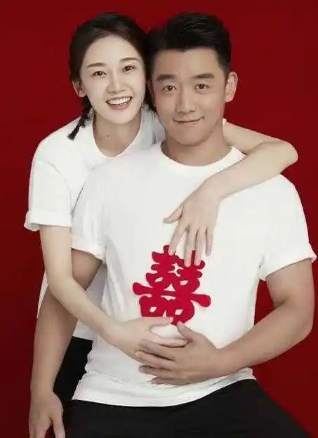 网传苗苗生了?郑恺喜当爸,晒画像暗示孩子性别,这也太幸福了