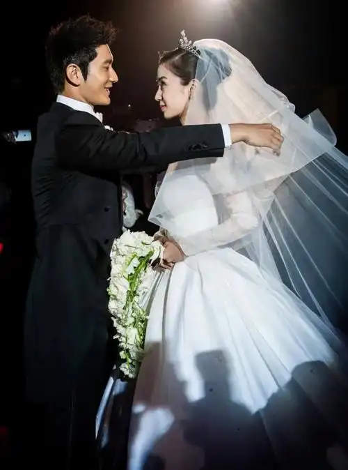 回顾黄晓明与杨颖离婚的背后有过坚持也有过无奈