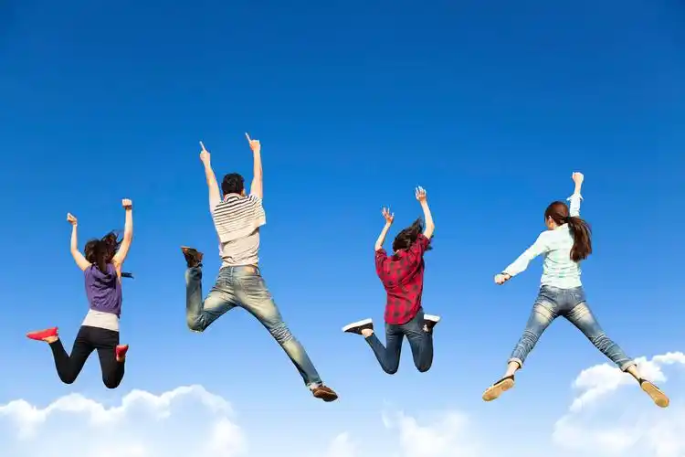 快乐的青年组一起跳跃欢呼胜利青春活力