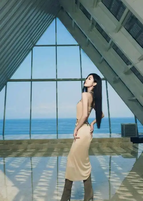 吴宣仪海边比基尼照惊艳全场,她的美貌和成功让人瞩目!