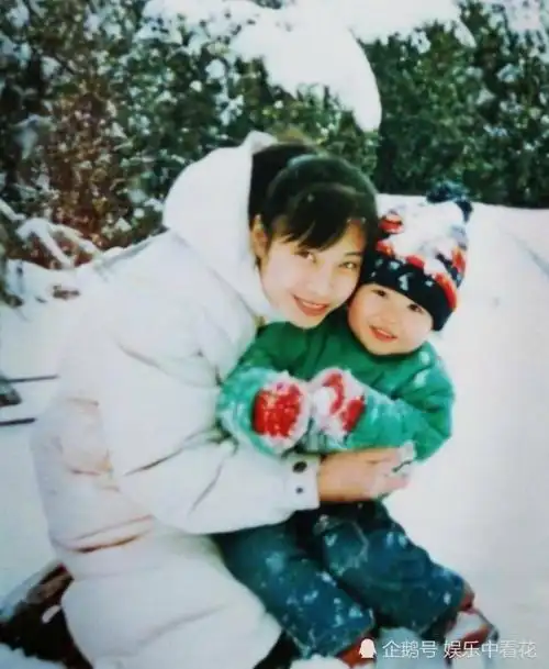 王一博首晒全家合照看到妈妈的长相后才知何为初恋女神