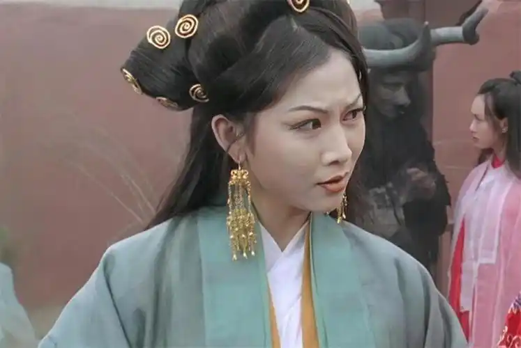 回顾蔡少芬嫁小丈夫张晋婚后连生三胎一家五口蜗居80㎡公寓