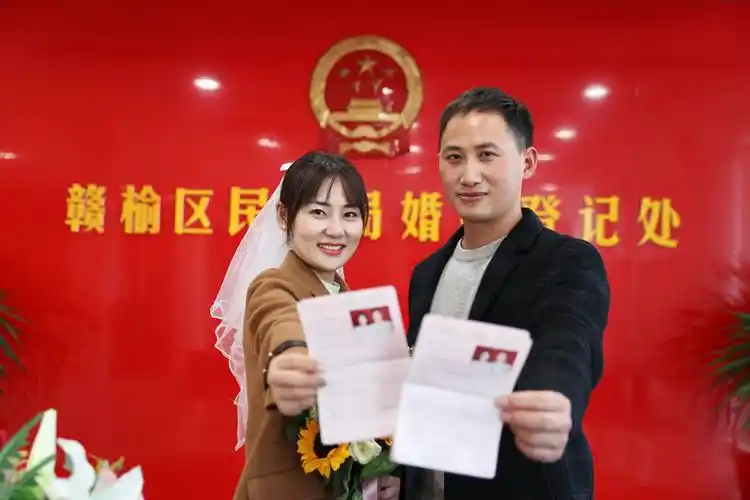 一对新人在区民政局婚姻登记处展示结婚证