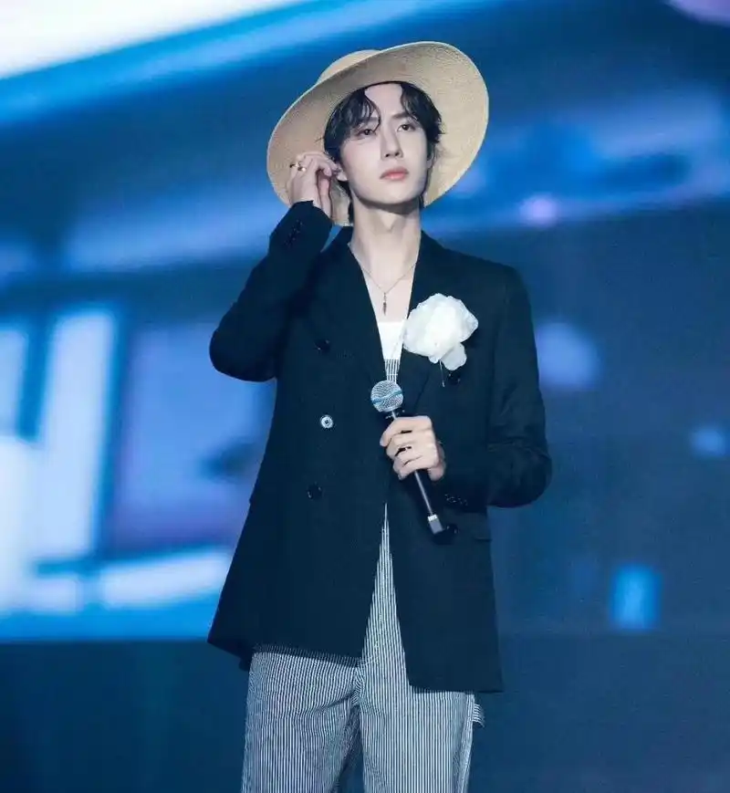 王一博这一身,罕见超高清照片,特别第二张,真是超爱了,试问这样的男神