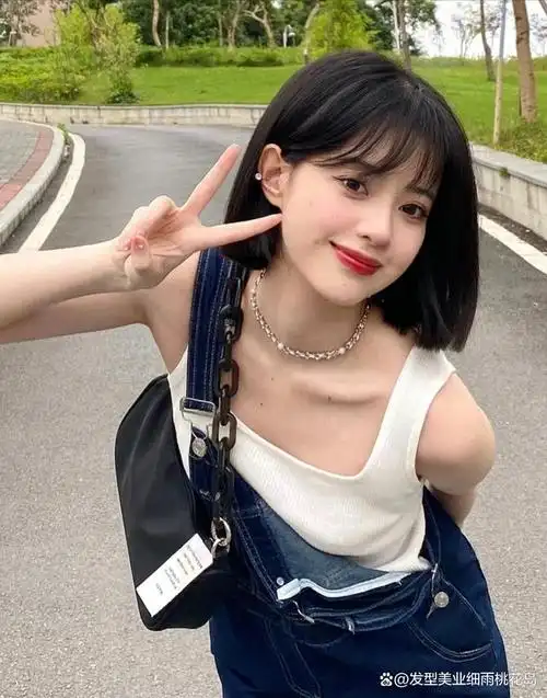 网红短发发型,减龄时尚,不挑脸型,打造出清新浪漫的风格.