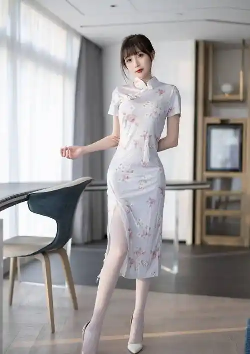 白色印花旗袍裙搭配白色丝袜白色高跟鞋优雅迷人绽放成熟女性魅力