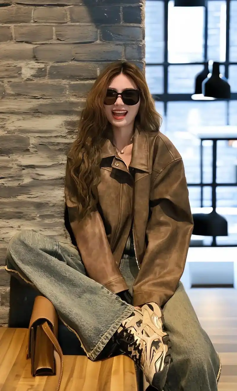 姐妹们,短款复古皮衣外套77直筒复古牛仔裤 - 抖音