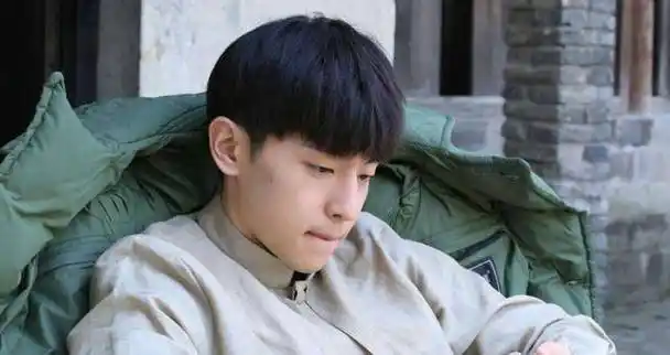 杨幂的新电视剧即将开播,《曾少年》搭档当红炸子鸡,十分期待了_邓伦