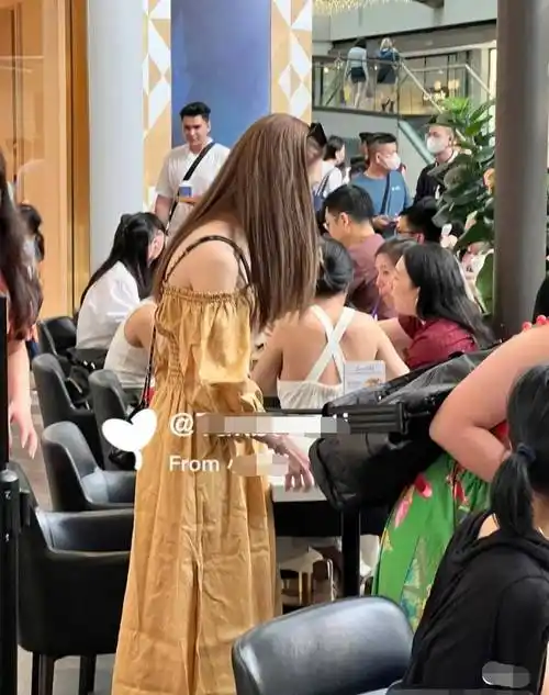 昆凌街头被偶遇,背2万奢侈包裙子皱仪态遭批,7岁女儿身高瞩目_网友