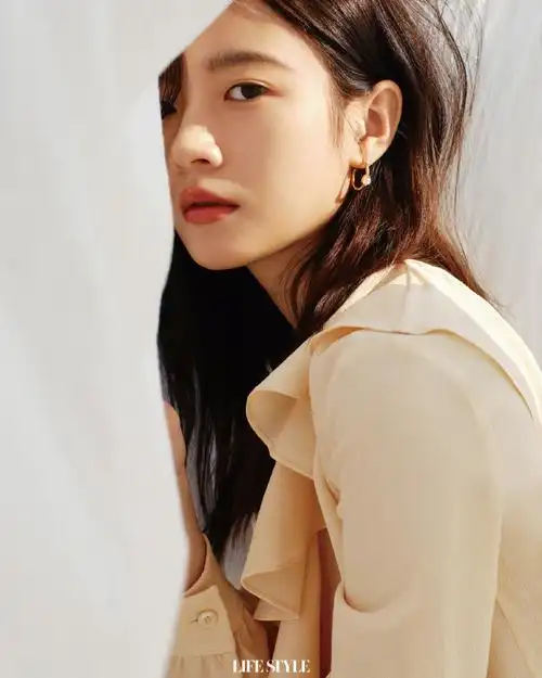 季节》口碑与点击一起一路飘红的,还有千禧年出生的"00后"演员李庚希