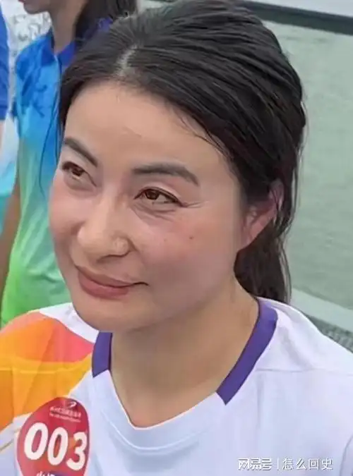 郭晶晶又上热搜出席活动全素颜太真实皱纹斑点眼袋全暴露