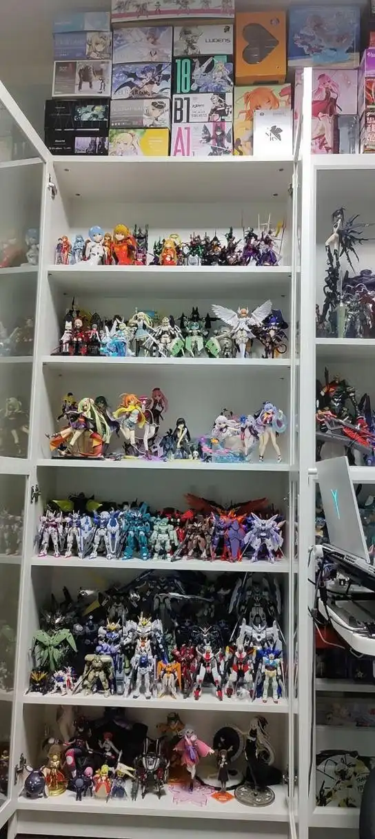 哥哥vs弟弟[滑稽]手办墙对比∽你喜欢哪个