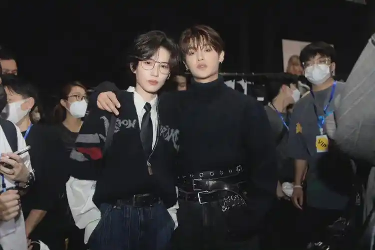 黄明昊和陆柯燃时装周合照俊男靓女的梦幻联动好爱