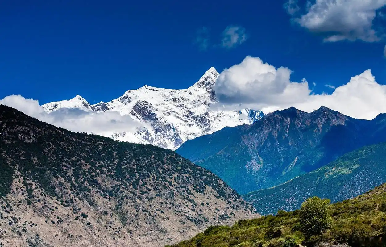 南迦巴瓦山:中国最美的山峰之一 南迦巴瓦山位于中国西南部的西藏自治