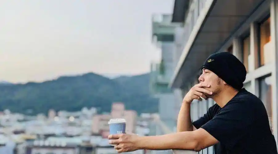 原创周杰伦和林俊杰约会曝光两人居然偷偷喝奶茶原来是假期到了