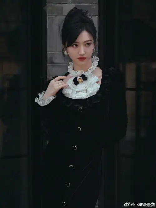 景甜蕾丝开叉黑裙