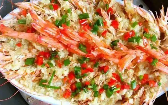 分享蒜蓉基围虾的家常做法,牢记2大步骤,虾肉嫩滑蒜香浓郁,鲜嫩多汁还