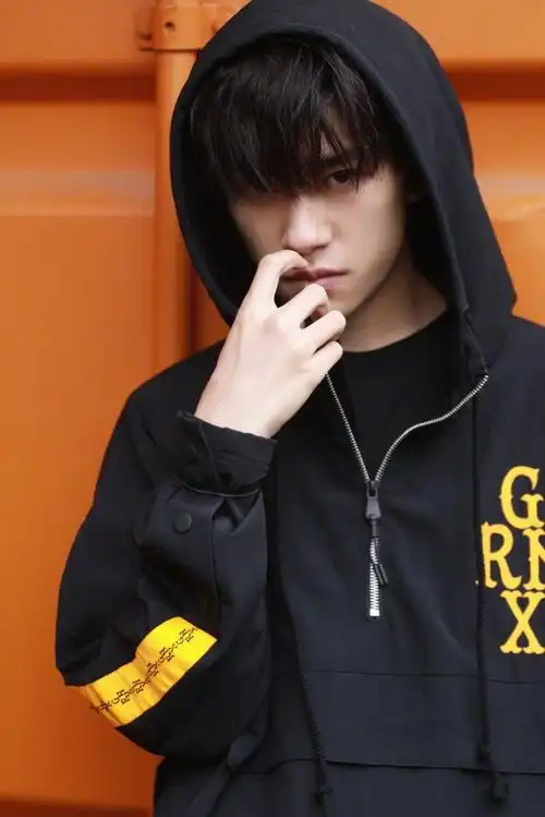 简介:易烊千玺简约街拍帅气写真图片,分享一组易烊千玺图片给大家,图